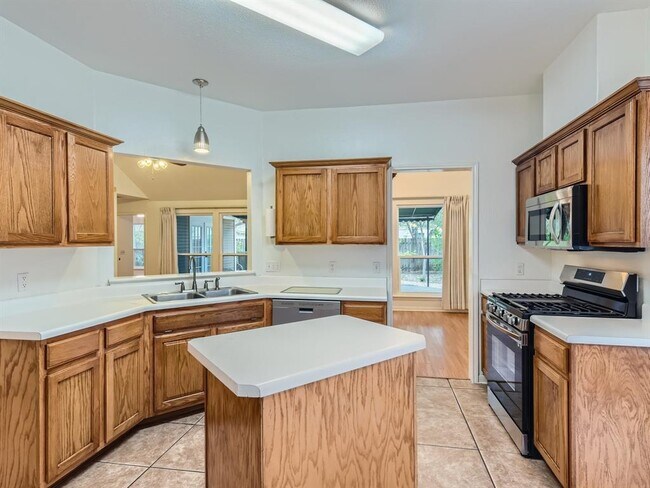 Building Photo - 403 Oakcrest Dr
