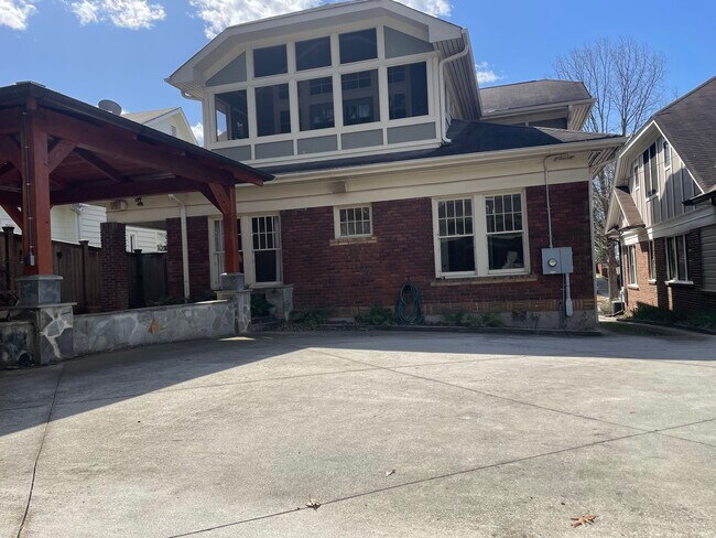 Foto del edificio - 585 Linwood Ave NE