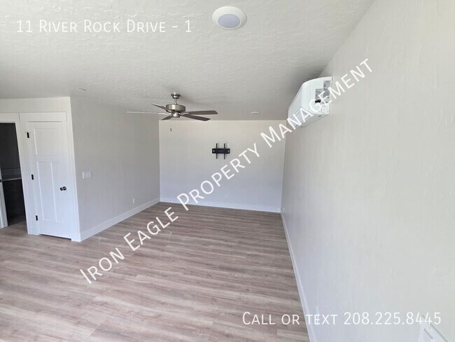 Foto del edificio - 11 River Rock Dr