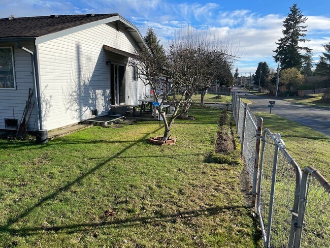 Building Photo - 3-Bedroom 2-Bath South End Home