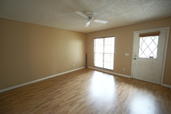 Foto del edificio - 2-Bedroom, 2 1/2-Bath, Gated South Tampa C...