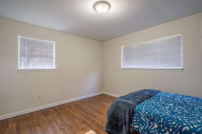 Building Photo - Large Forest Haven Home with large yard and deck, a 2 min drive to transit stop Upper Riverdale R...