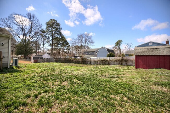 Foto del edificio - For more information, contact Sabrina at 757-767-0767