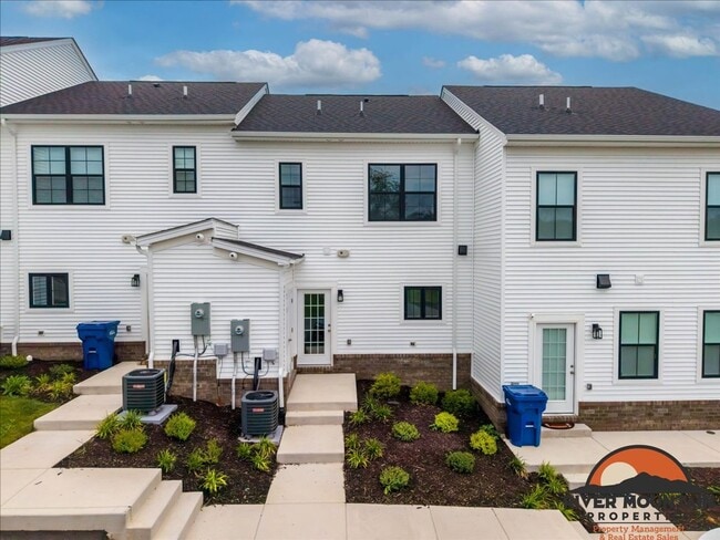 Foto del edificio - Well-Located Townhome with Private Off-Street Parking