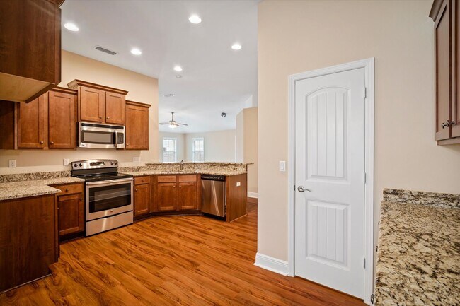 Building Photo - WEST FAIRHOPE IN HUNTINGTON WOODS