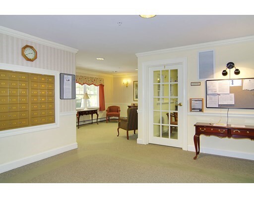 Building Photo - 34 Meeting House Ln