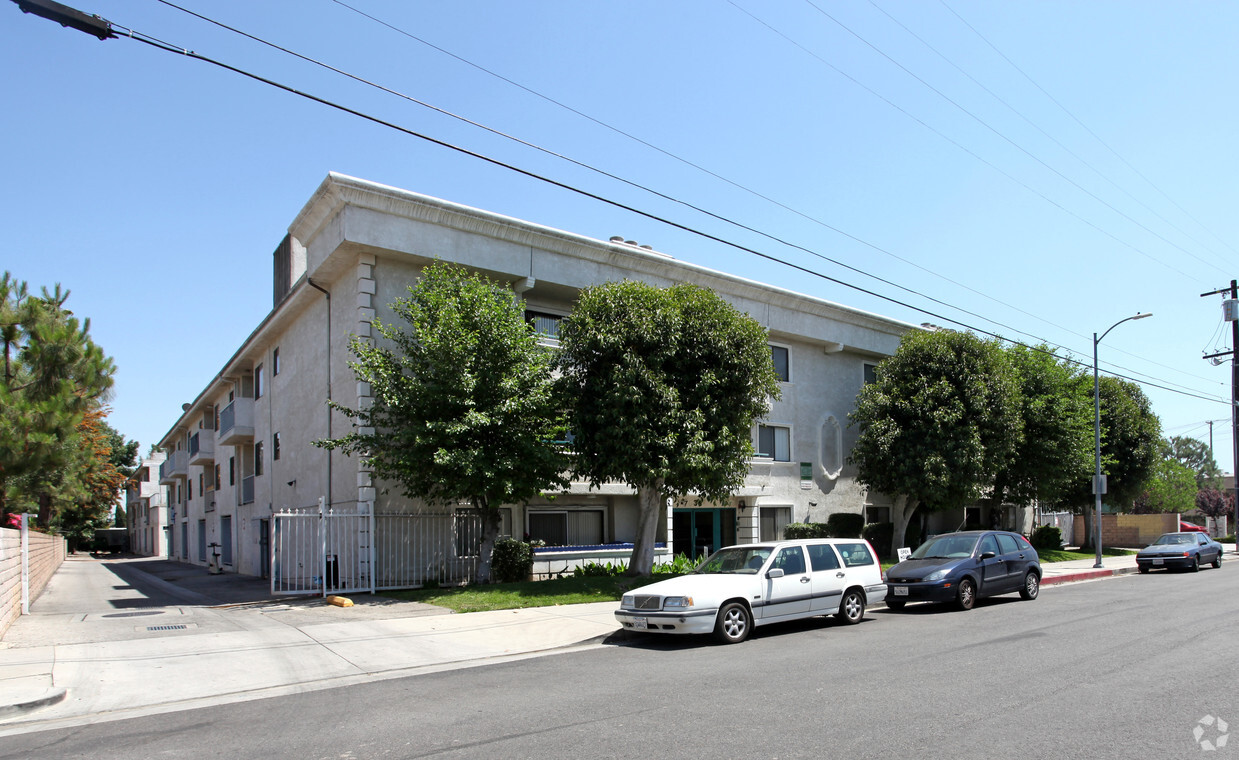 Primary Photo - Fulton Apartments