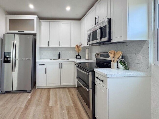 Foto del edificio - 953 NE 37th St