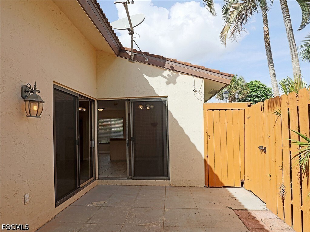 Foto del edificio - 1420 Park Shore Cir