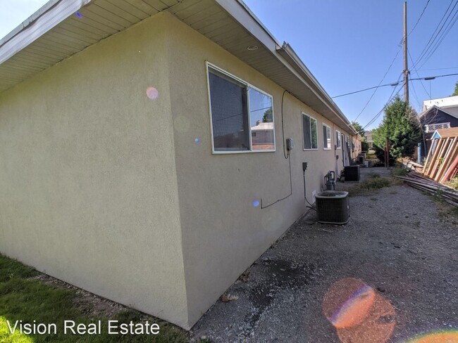 Building Photo - 2 br, 1 bath House - 995 E Center St #11