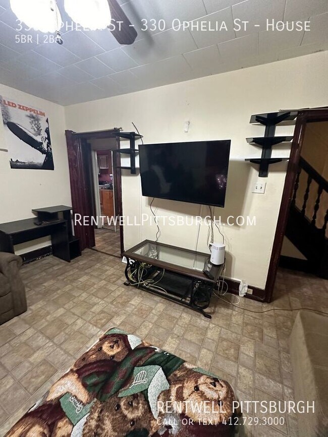Building Photo - Large 5 Bedroom Home in Oakland
