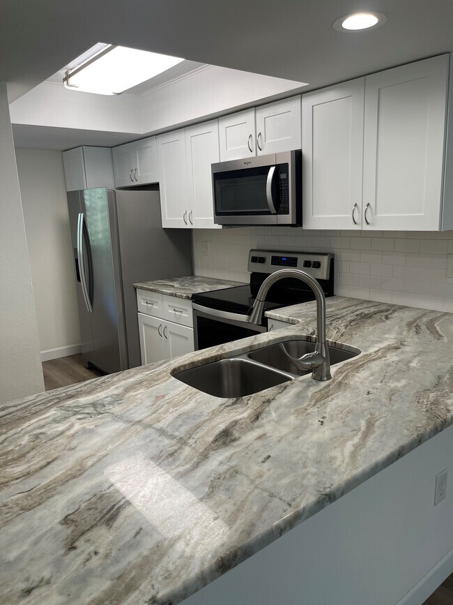 Foto del edificio - 4081 Lake Forest Dr