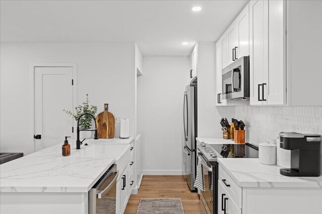 Building Photo - Discover Resort Style Living In Mission Va...