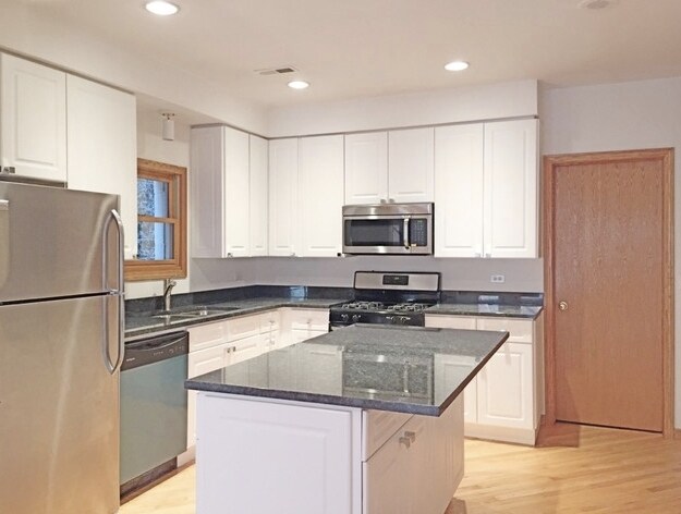 Foto del edificio - 2340 N Greenview Ave