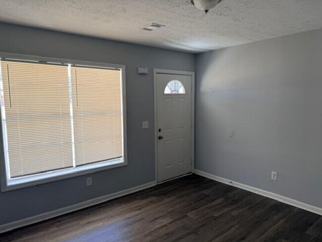 Foto del edificio - Newly Updated Duplex Unit in Riverdale