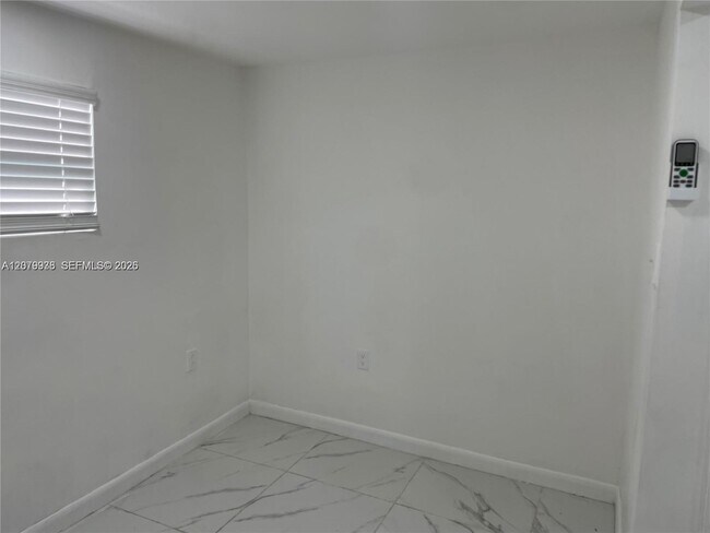 Foto del edificio - 760 NE 168th St