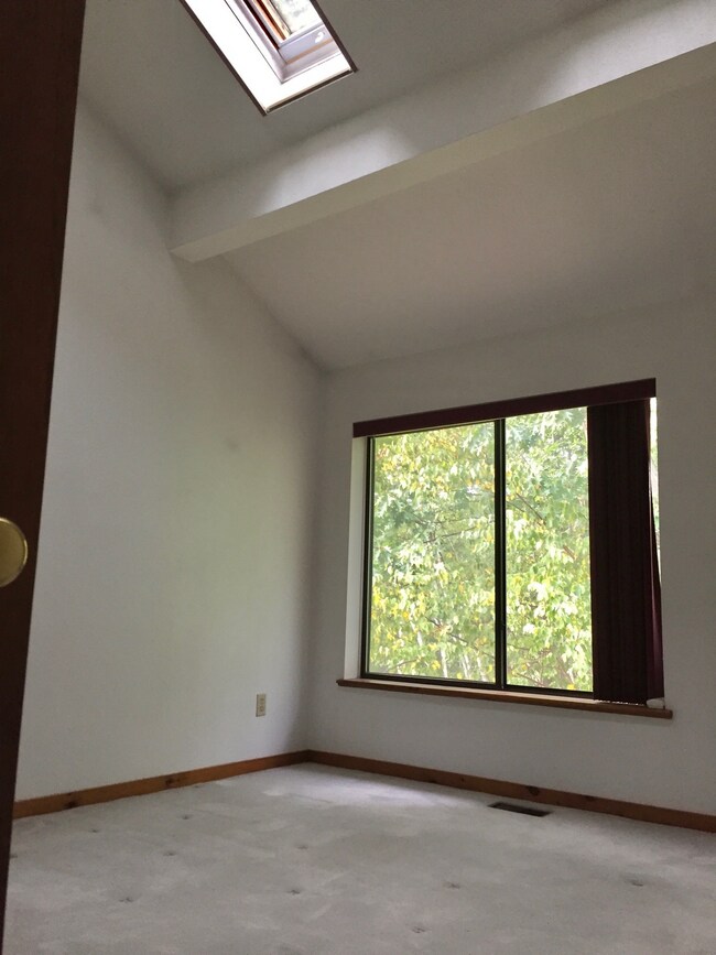 Foto del edificio - 70 W Meadow Rd