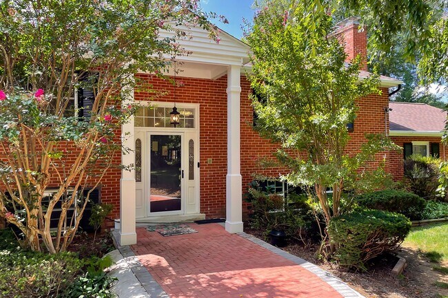 Building Photo - 8045 Idylwood Rd