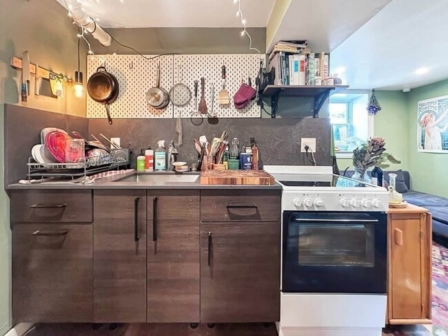 Building Photo - 64 Goodenough St