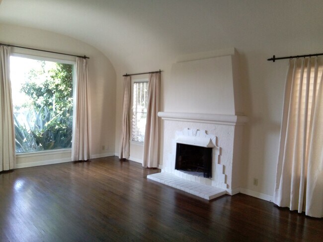 Large Living Room - 9115 Beverlywood St