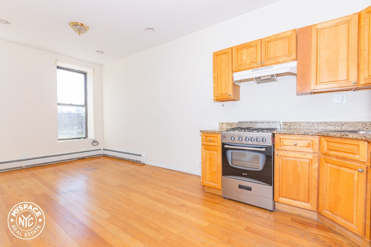 Primary Photo - 673 Lafayette Ave