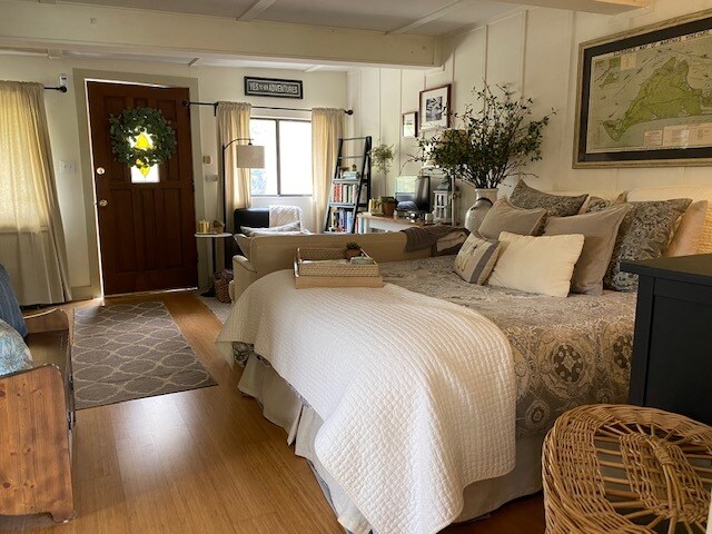 Bedroom to sitting area - 1018 Mariposa Ave