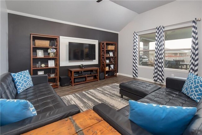 Building Photo - 3 Bed | 2 Bath | 2 Car (Deep) Garage - Val...