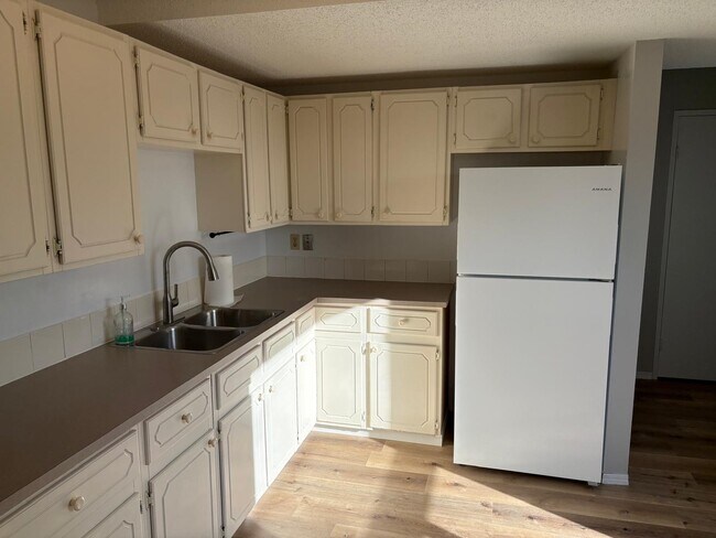 Photo du bâtiment - 3 Bedroom Townhouse in Whitehorn