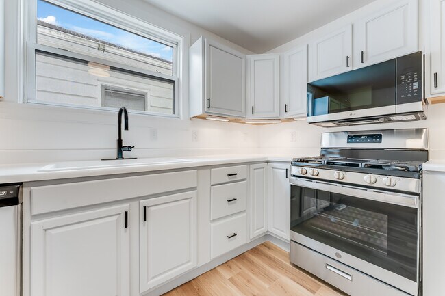 Building Photo - 2112 Gould Ave