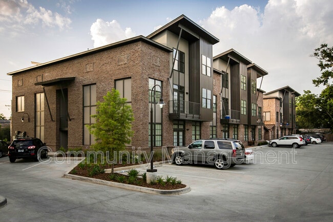 Foto del edificio - 333 E Boyd Dr