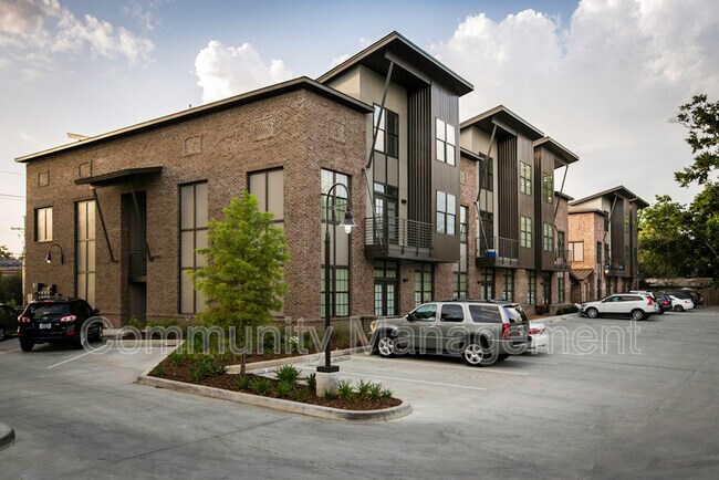 Building Photo - 333 E Boyd Dr