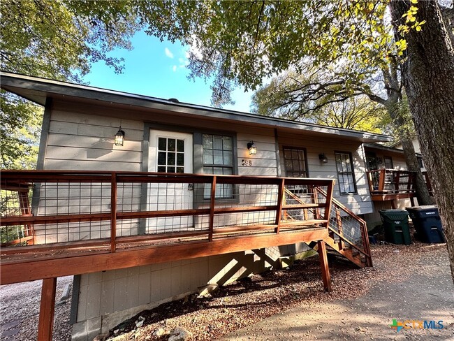 Foto del edificio - 899 Hillyer St