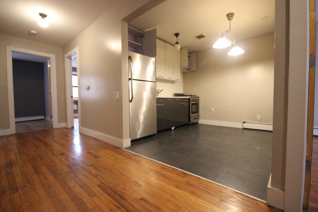 Primary Photo - 286 Eldert St