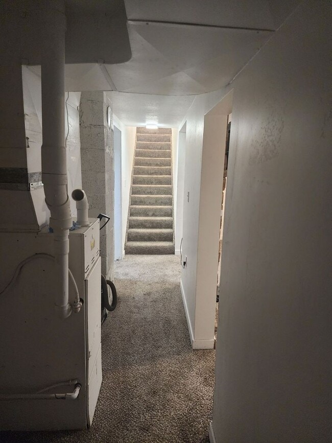 Building Photo - Charming private room