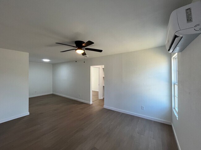 Foto del edificio - One Bedroom One Bath with Washer and Dryer Included