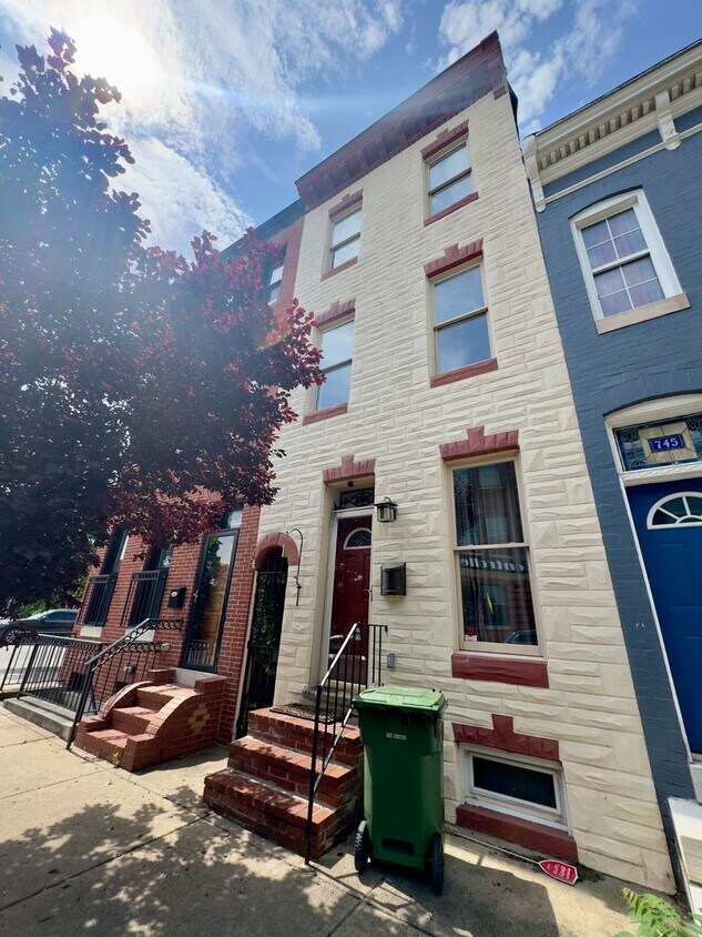 Primary Photo - Inviting 3-Bedroom Single Family Townhome ...
