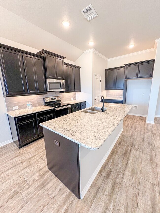 Foto del edificio - 701 Juniper Dr