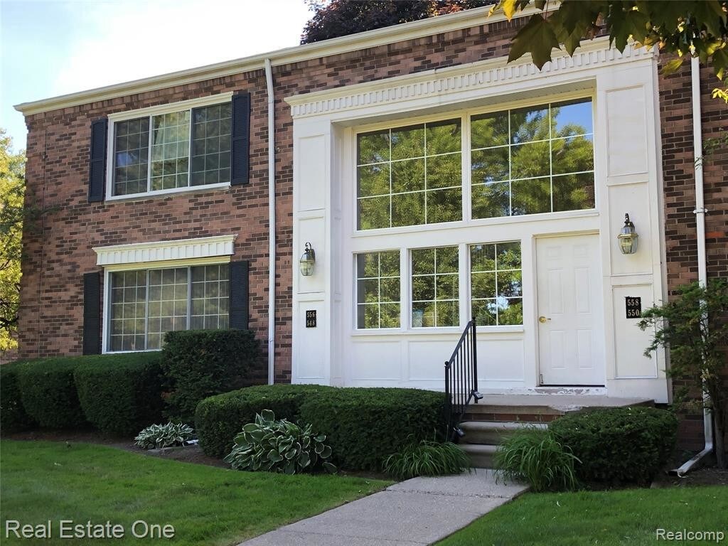 548 E Fox Hills Dr, Bloomfield Township, MI 48304 Condo for Rent in