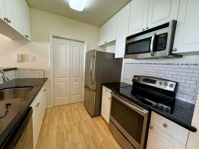 Building Photo - Beautiful 1 bedroom, 1 bath condo downtown Walnut Creek.  In-unit washer & dryer!