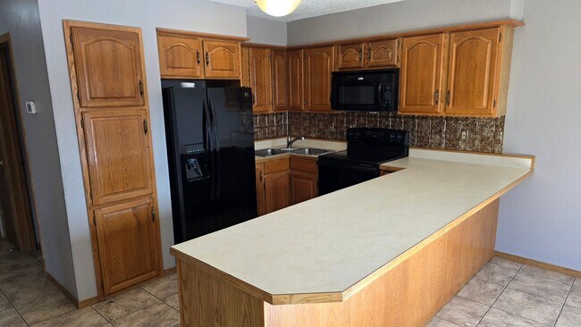 Foto del edificio - Huge 3 Bedroom Twin Home with 2 Stall Garage