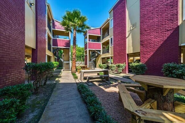 Foto del edificio - 3030 S Broadway St