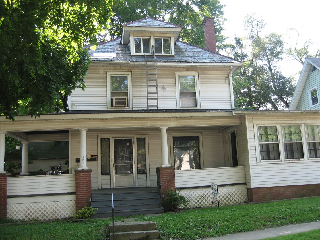 Primary Photo - 520 College Ave