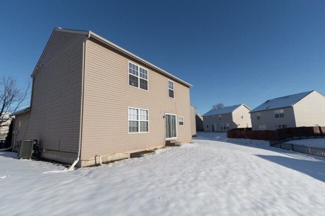 Building Photo - Spacious Far East Side 4 bedroom 2.5 bath