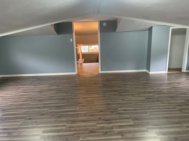 Foto del edificio - Check out this spacious three bedroom one ...
