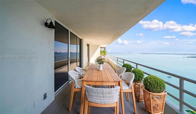 Foto del edificio - 555 NE 34th St