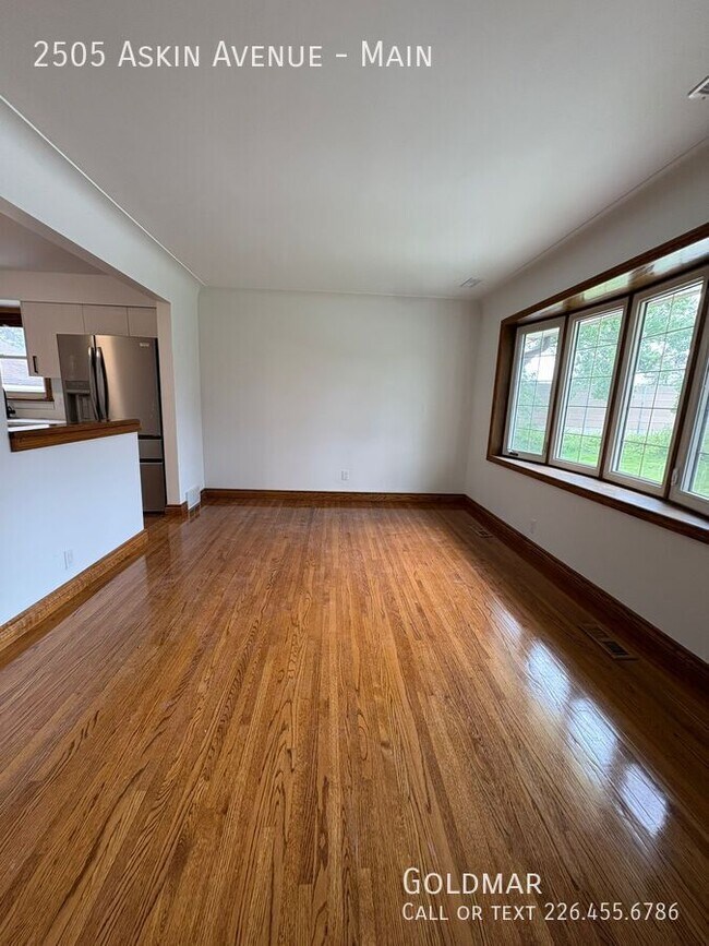 Photo du bâtiment - Beautiful Three Bedroom Main Floor Unit