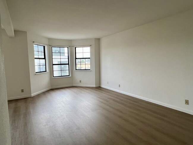 Building Photo - 575 27th Ave