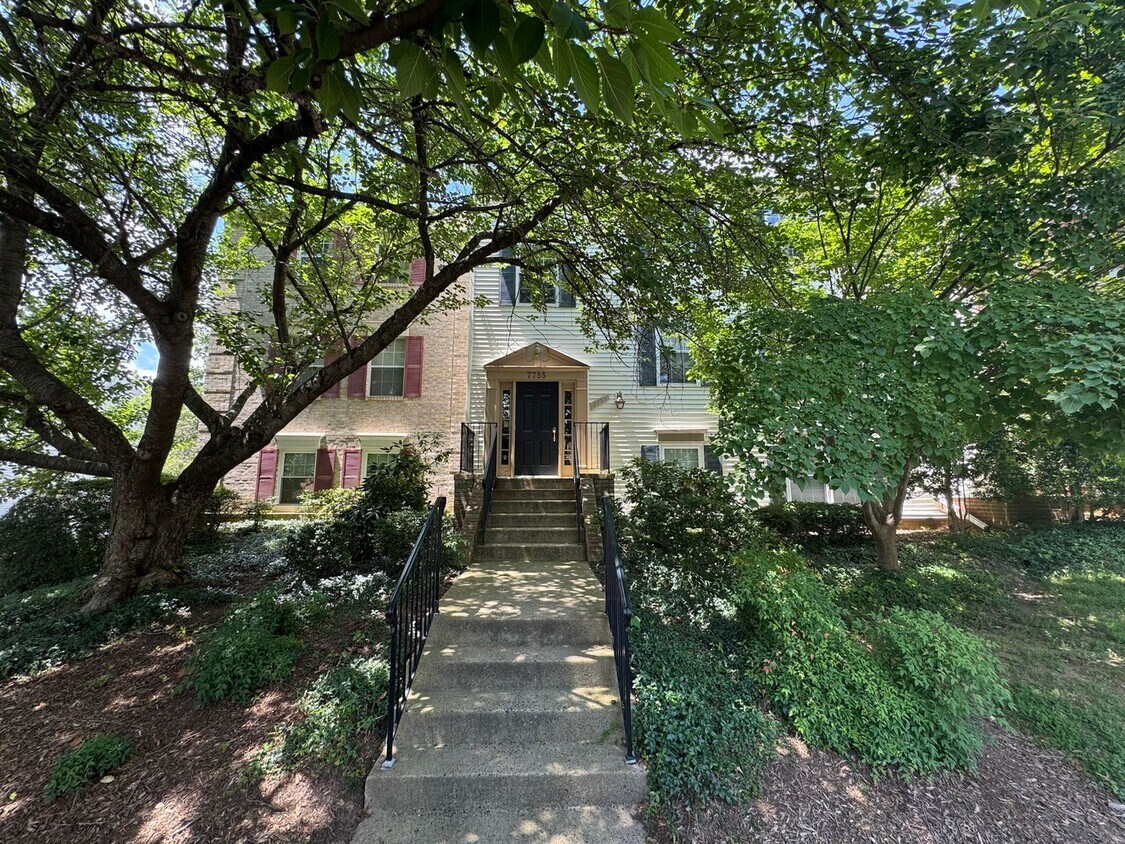Foto principal - Sun-filled 1 Bed 1 Bath 1st Level Condo Wi...