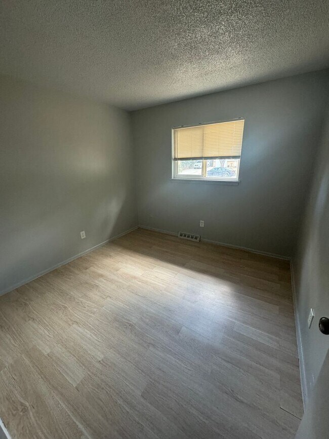 Foto del edificio - Conveniently located 3-bedroom 1-bathroom ...