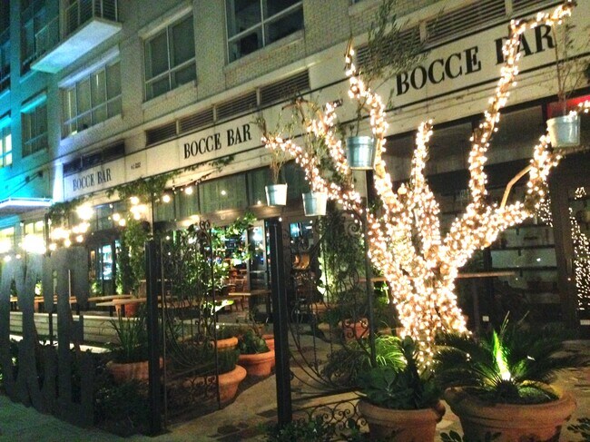 Camine hasta el centro comercial Midtown - 176 NE 50th St